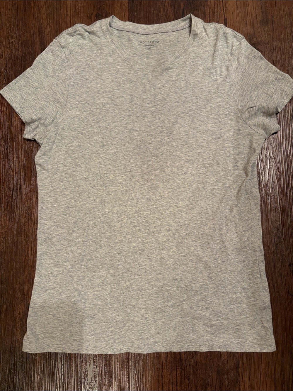 Mott & Bow athletic gray fitted t-shirt women’s sz M EUC